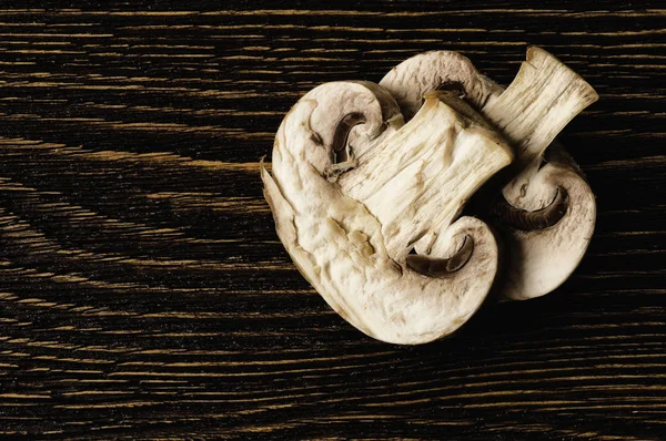 Champiñones frescos sobre fondo de madera —  Fotos de Stock