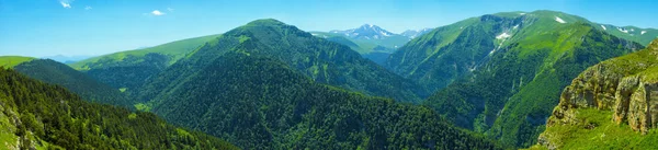 Horské panorama za jasného počasí — Stock fotografie