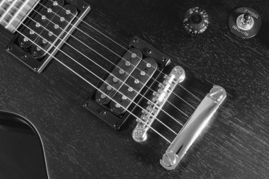 Poster, gitar, çelik köprü, gümüş teller, siyah çanta.