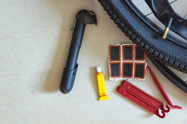 Patlama Durumunda Bisiklet Odalarını Tamir Etmek Için Araçlar — Stok fotoğraf