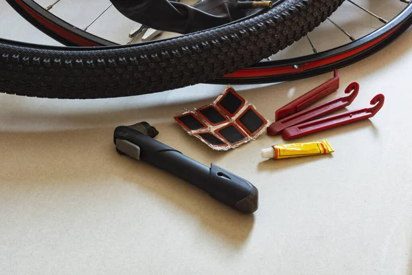 密封漏水自行车室的工具 — 图库照片