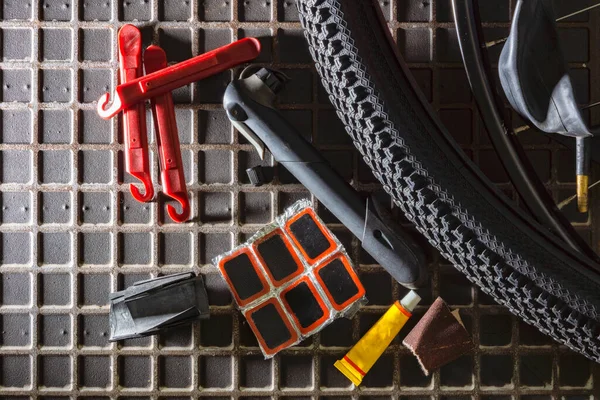 胶合自行车相机的工具 — 图库照片