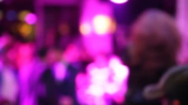 Kulüpte dans insanlar. Arka plan ışığı.