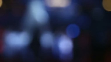 Kulüpte dans insanlar. Arka plan ışığı.