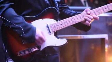 Eletro gitar çalmak erkek sahnede performans yaşıyor.