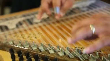 Türkçe ve Arapça oynarken erkekler Kanun (kanun işaretleme)