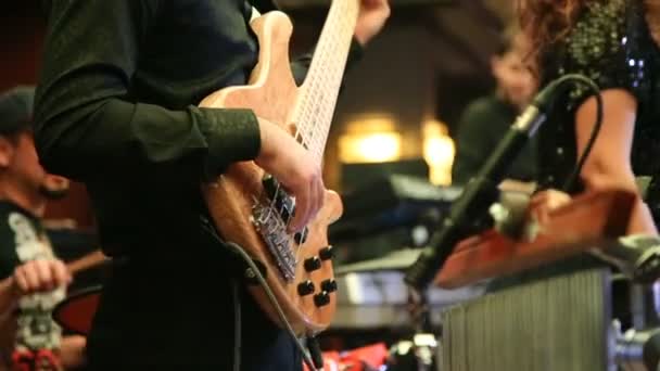 Hombres Tocando Bajo Escenario — Vídeos de Stock