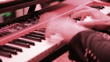 Klavye çalmaya erkek sahnede performans yaşıyor.