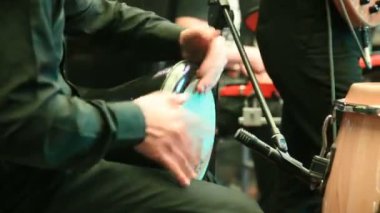 Türkçe ve Arapça darbuka oynarken davul. Canlı performans. 