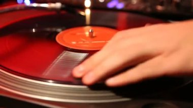 Dj vinil gece kulübünde oynarken. 