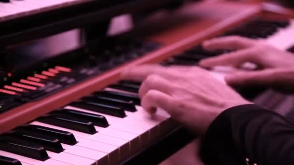 Hommes Jouant Clavier Performance Live Sur Scène — Video