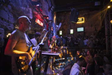 Antalya, Türkiye - 2 Mart 2018: Türk şarkıcı Yuksek Sadakat, gerçekleştirir canlı Sahne Alanı'nda bir konser sırasında