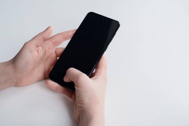 Mobil ekran akıllı telefonunda uygulama kullanan genç bir kadın. Teknoloji kullanımı, internetten alışveriş, mobil uygulamalar, mesajlaşma, bağımlılık, video çağrısı, geçiş. Evde çalış.. 