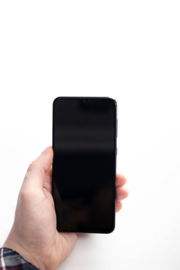 Mobil ekran akıllı telefonunda uygulama kullanan bir adam. Teknoloji kullanımı, internetten alışveriş, mobil uygulamalar, mesajlaşma, bağımlılık, video çağrısı, geçiş. Evde çalış.. 