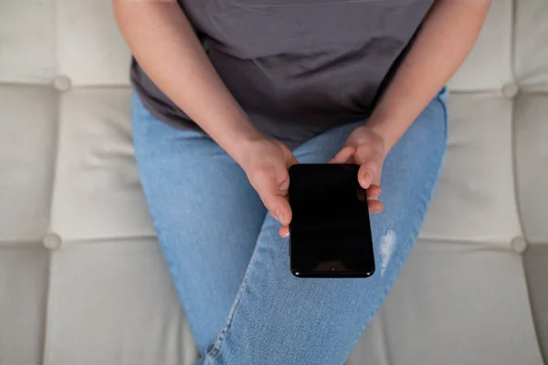 Jonge Vrouw Die Apps Gebruikt Een Mobiele Touchscreen Smartphone Concept Rechtenvrije Stockfoto's