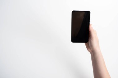 Mobil ekran akıllı telefonunda uygulama kullanan genç bir kadın. Teknoloji kullanımı, internetten alışveriş, mobil uygulamalar, mesajlaşma, bağımlılık, video çağrısı, geçiş. Evde çalış.. 