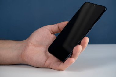 Mobil ekran akıllı telefonunda uygulama kullanan bir adam. Teknoloji kullanımı, internetten alışveriş, mobil uygulamalar, mesajlaşma, bağımlılık, video çağrısı, geçiş. Evde çalış.. 