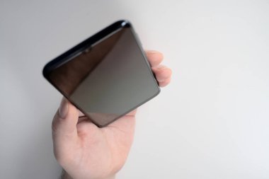 Mobil ekran akıllı telefonunda uygulama kullanan bir adam. Teknoloji kullanımı, internetten alışveriş, mobil uygulamalar, mesajlaşma, bağımlılık, video çağrısı, geçiş. Evde çalış.. 