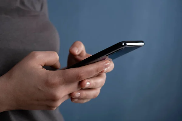 Ung Kvinna Som Använder Appar Mobil Pekskärm Smartphone Koncept För — Stockfoto