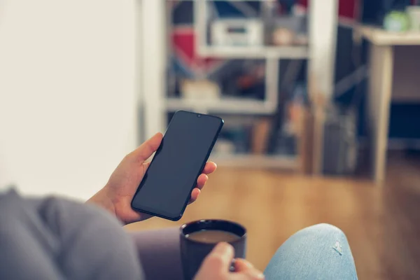 Mãos Mulher Segurando Telefone Celular Preto Com Tela Branco Coxa Fotos De Bancos De Imagens Sem Royalties