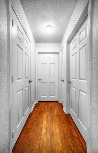 Hall med fyra dörrar — Stockfoto