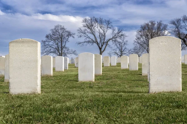 Veteranenfriedhof mit Kopierraum — Stockfoto