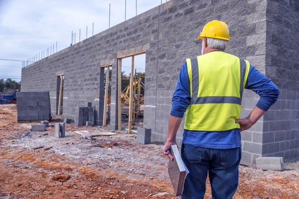 Constructie Supervisor kijkt Over bouwterrein — Stockfoto