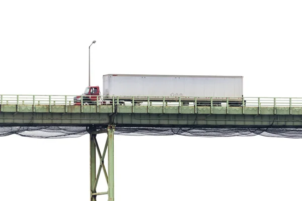 Sattelzug-Anhänger überquert Brücke isoliert auf weißem Grund — Stockfoto