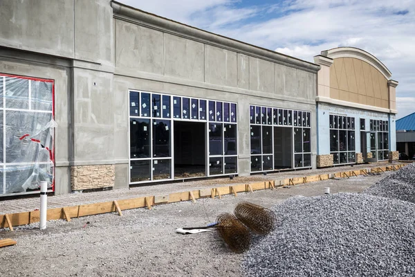 Pequeño centro comercial de tira en construcción — Foto de Stock
