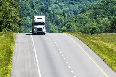 Kameraya doğru bir tepeden aşağı geliyor bir beyaz eighteen-wheeler kopya alanı birçok verir