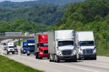 Eighteen-wheelers bir filo öncülük Doğu Tennessee bir eyaletler arası otoyol aşağı