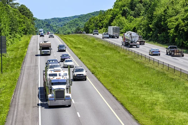 Una mezcla constante de camiones, coches y SUV ruedan por una carretera interestatal en el este de Tennessee —  Fotos de Stock