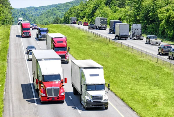 Een zware stroom van 18-wielers doorspekt met auto's en SUV's afrollen van een snelweg (Tennessee) — Stockfoto