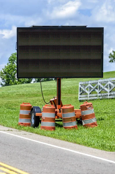 Carretera en blanco Señal electrónica de control de tráfico — Foto de Stock