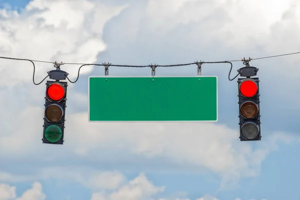 Luzes de tráfego vermelho com sinal de rua em branco entre — Fotografia de Stock