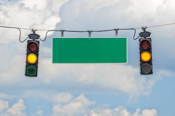 Fotografía Horizontal Dos Semáforos Amarillos Colgados Cable Con Una Señal — Foto de Stock