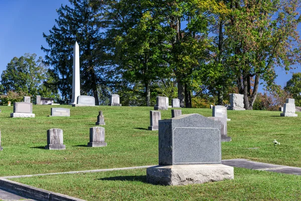 Tiro Horizontal Una Lápida Blanco Cementerio Árboles Verdes Cielo Azul —  Fotos de Stock