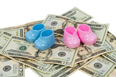 Bir yığın yirmi D üzerinde oturan mavi ve pembe plastik Bebek Patiği