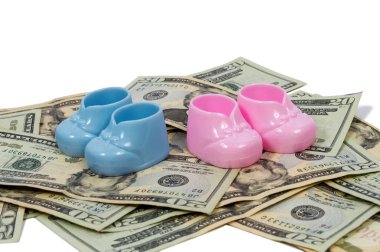 Oğlan ve kız bebek patikleri yığınla para üzerinde