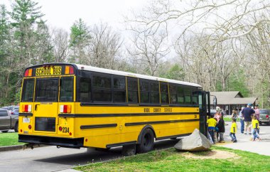 Knox ilçe okul otobüsü Cades Cove kamp büyük Smoky Dağları Milli Parkı içinde öğrenciler tespit