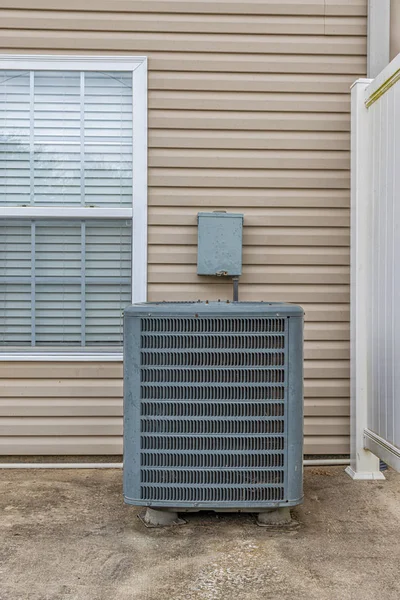 Unidade de ar condicionado antigo para Condomínio — Fotografia de Stock