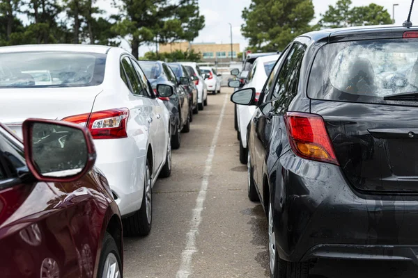 Linha de Bland Cars On Airline Rental Agency Lote — Fotografia de Stock