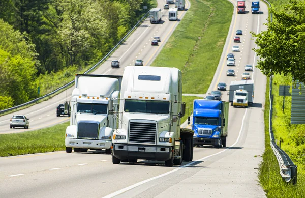 Vrachtwagens op een drukke snelweg herwerkt — Stockfoto
