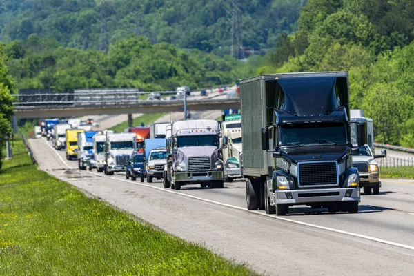 Black Semi Truck In Heavy Interstate Traffic — Stock Photo, Image