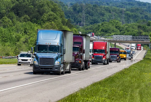 Blue Semi climbs Interstate Hill In Heavy Traffic — Stock Photo, Image