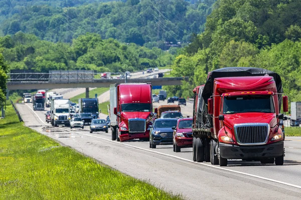 Zwaar zomerverkeer tussen staten — Stockfoto