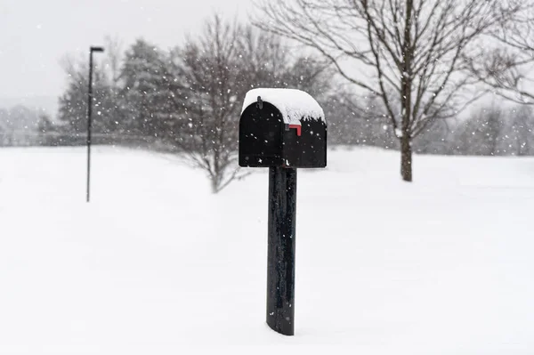 Почтовый ящик в снежный день — стоковое фото