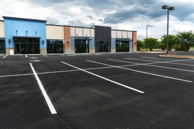Perakende Alışveriş Merkezi 'nde Müşteri ve Boş Otopark Yok