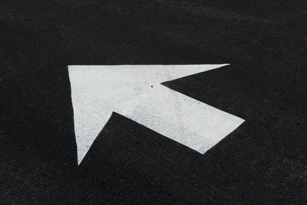 Flecha en el estacionamiento pavimento con espacio de copia — Foto de Stock