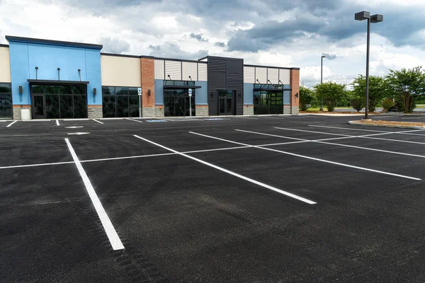 No Customers and Empty Parking Lot at Retail Shopping Center — Stock Photo, Image